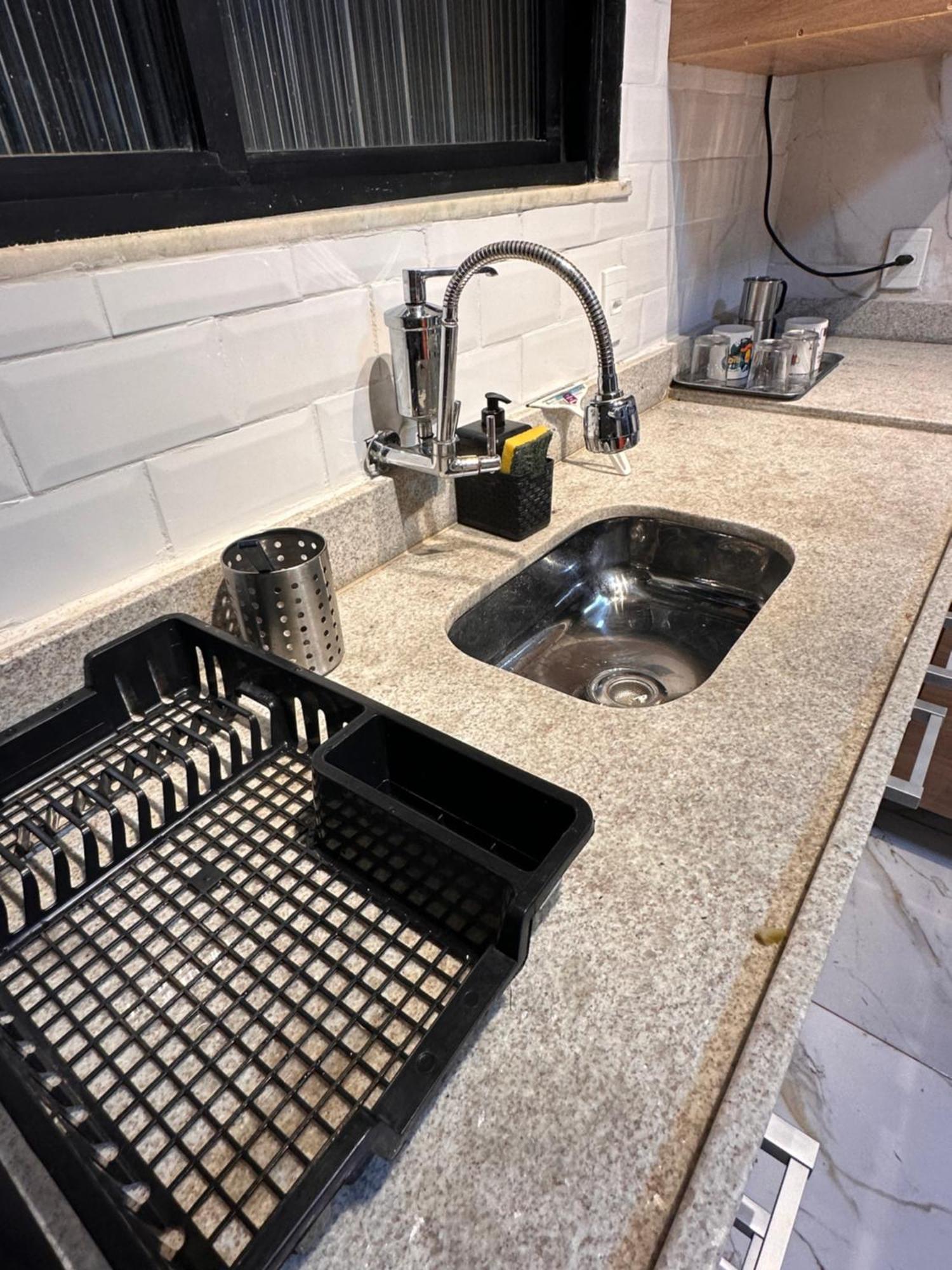 Inteiro A Duas Quadras Do Metro E Da Apartamento *